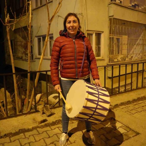 At üstünde davul çalan Niğde Merkez İnönü Mahallesi Muhtarı Tuğba Somkaya-1