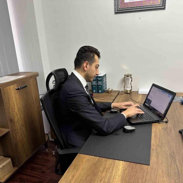 Avukat Ahmet Akif Gündüz yangın merdiveni işgaline ilişkin açıklama yapıyor.-1