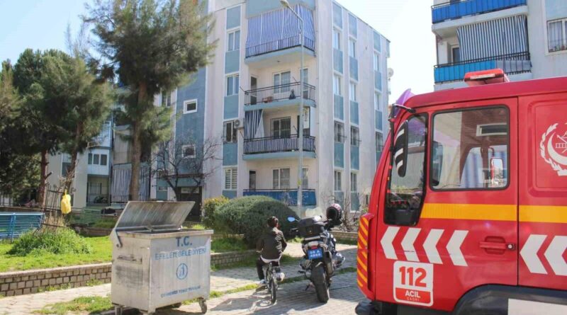 Aydın'ın Efeler'inde Psikolojik Sorunları Olan Kadın Çatıya Çıktı, Ekipler İkna Ederek Aşağı İndirildi 1