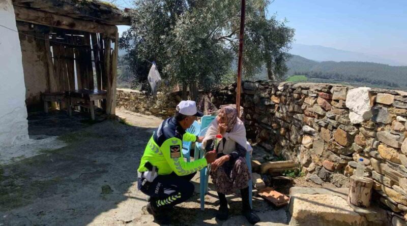 Aydın Jandarma Ekipleri Kadınlara Çiçek Takdim Etti 9