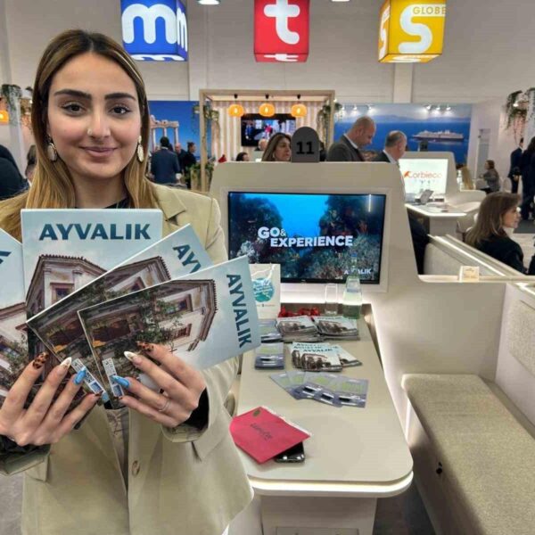 Ayvalık Belediye Başkanı Mesut Ergin, Berlin Uluslararası Turizm Fuarı'nda Ayvalık'ı tanıttı.-1