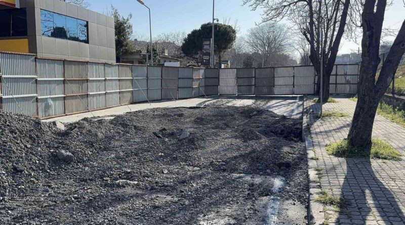 Bakırköy'de Yol Çökmesi: Esnaf ve Sürücüler Mağdur 1