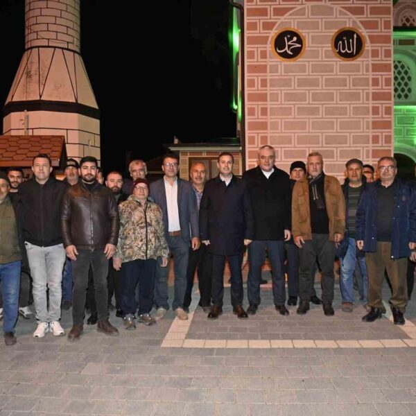Balıkesir Büyükşehir Belediye Başkanı Ahmet Akın, Yeşilhisar Köyü'nde köy sakinleriyle-1