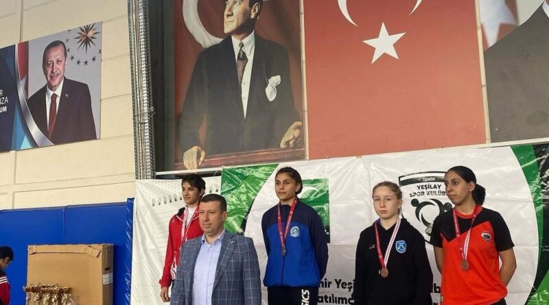 Balıkesir Büyükşehir Belediyespor, İzmir'de Kadın Güreş Turnuvası'nda Başarıya İmza Attı 1