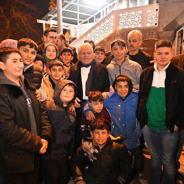 Başkan Büyükkılıç, cami çıkışında çocuklara Kayserispor forması hediye ediyor.-2