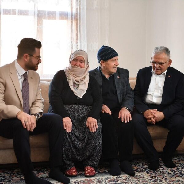 Başkan Büyükkılıç Yahyalı'daki tekstil atölyesini ziyaret ediyor-2