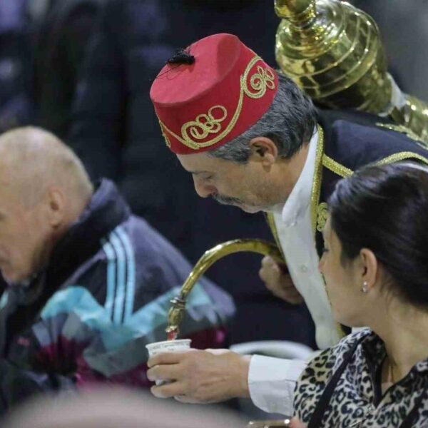 Bayraklı Belediye Başkanı İrfan Önal ile vatandaşlar birlikte iftar sofrasında-1