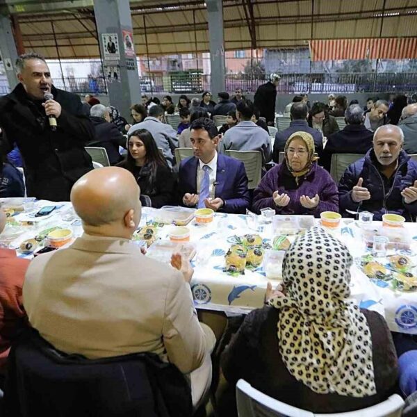 Bayraklı Belediye Başkanı İrfan Önal ile vatandaşlar birlikte iftar sofrasında-4