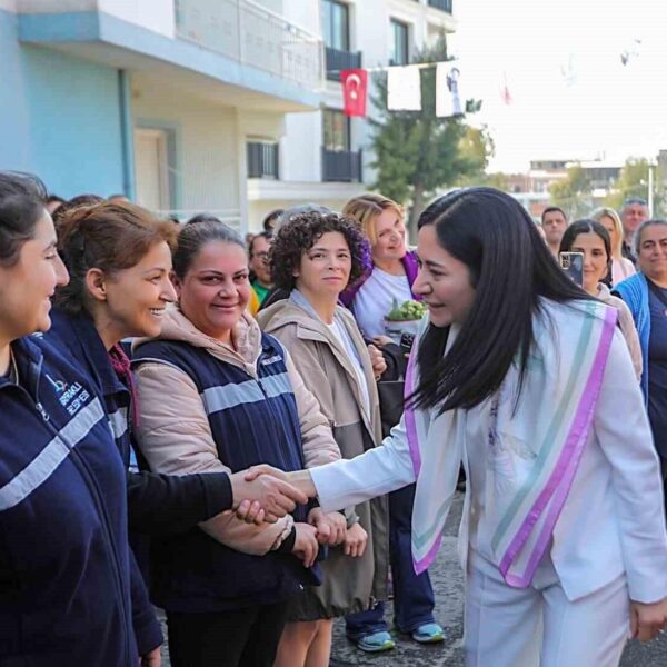 Bayraklı Belediye Başkanı İrfan Önal, Kadın Danışma Merkezi'ni açıyor.-1