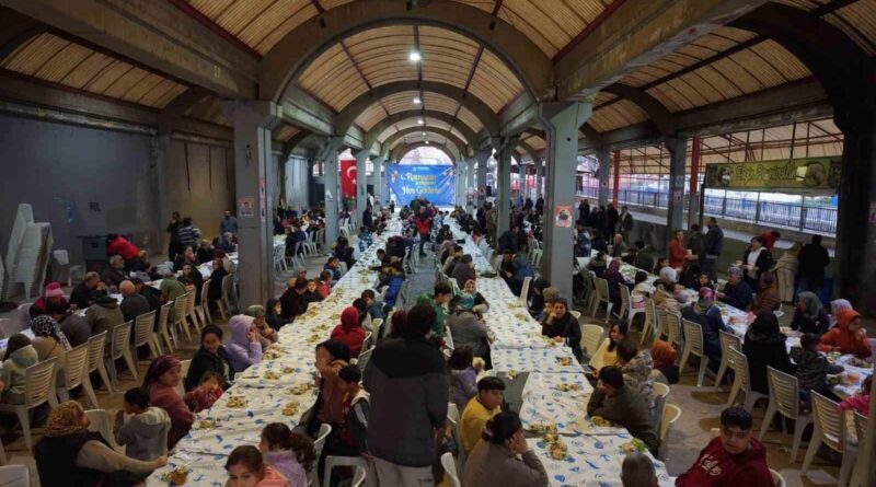Bayraklı Belediyesi Yamanlar Pazar Yeri'nde İlk İftar Sofrasını Açtı 1
