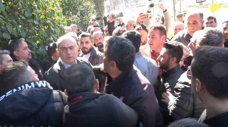 Bilecik'te Dolmuş Sürücüleri Protesto Etti, Belediye Araçları Kırıldı 10