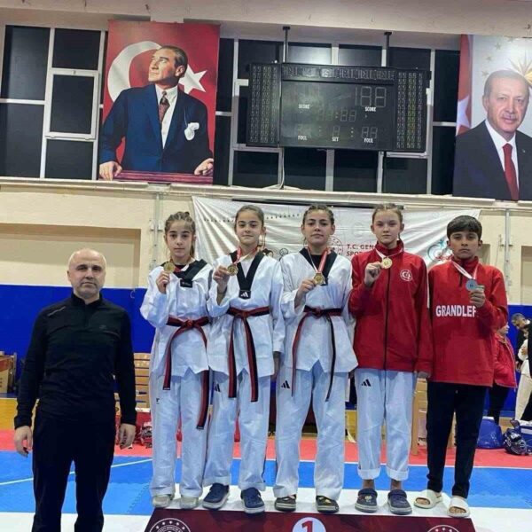 Bilecik'te düzenlenen Yıldızlar İl Seçmeleri'nde madalya kazanan taekwondo sporcuları-1