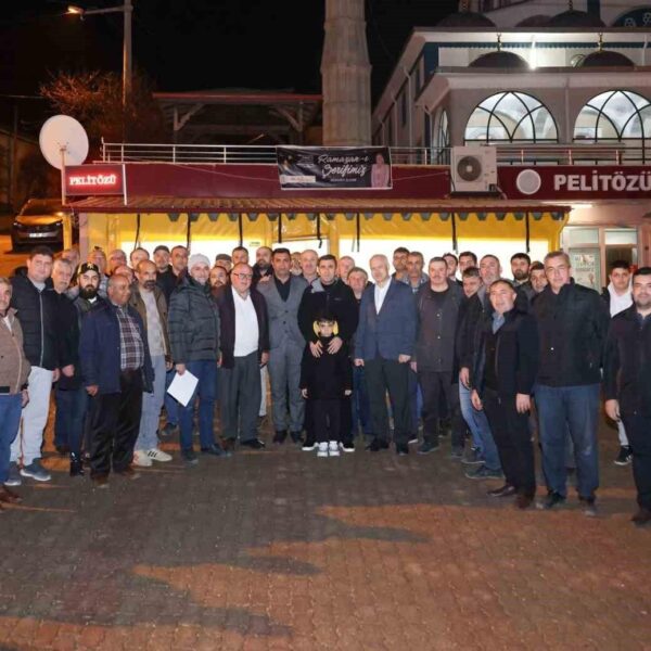 Bilecik Valisi Şefik Aygöl mahalle kahvesinde vatandaşlarla sohbet ediyor.