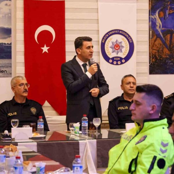 Bilecik Valisi Şefik Aygöl ve Emniyet Personeli Hatıra Fotoğrafı Çekimi
