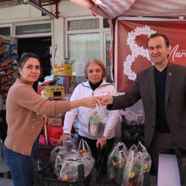 Bozdoğan Belediye Başkanı Galip Özel'in kadınlara çiçek takdim ettiği an-1