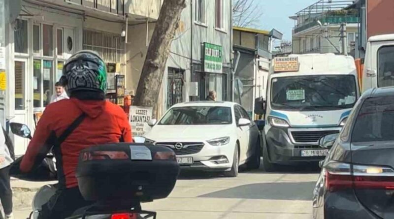 Bursa'da Parklı Araç Trafik Krizi 1