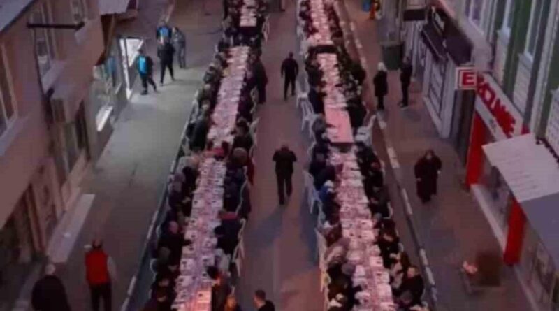 Bursa Osmangazi'nde Gençler 2 Bin Kişilik Devasa İftar Sofrası Kurdu 1