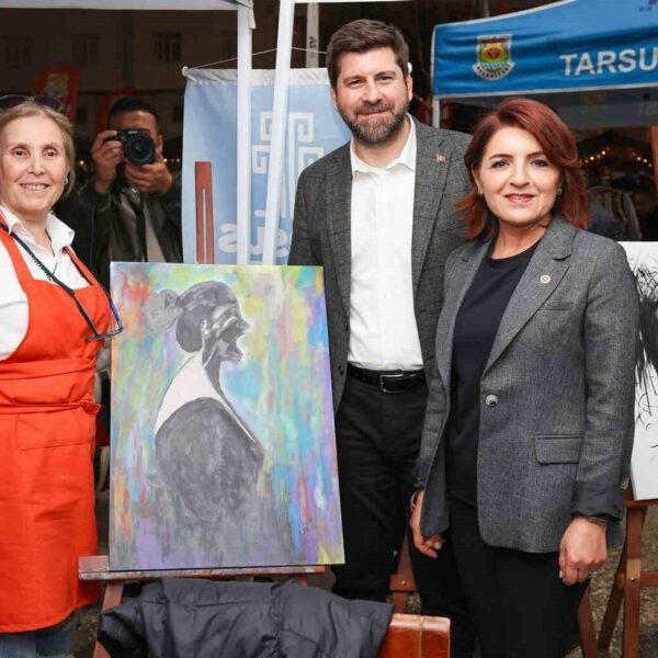 Büyükşehir Belediye Başkanı Vahap Seçer, kadınların stantlarını ziyaret ediyor.-1