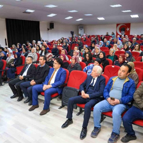 Çameli Belediye Başkanı Cengiz Arslan ve projede yer alan kadınlar-1