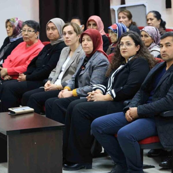 Çameli Belediye Başkanı Cengiz Arslan ve projede yer alan kadınlar-3