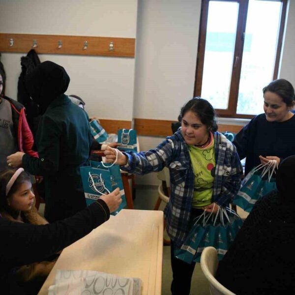 Çayırova'daki özel çocuklar el yapımı takılar hazırlayarak 8 Mart Dünya Kadınlar Günü kutlamalarına katılıyorlar.-1