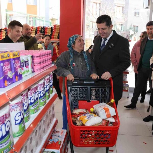 Çekmeköy Belediye Başkanı Orhan Çerkez'in katıldığı sosyal market açılışı-1