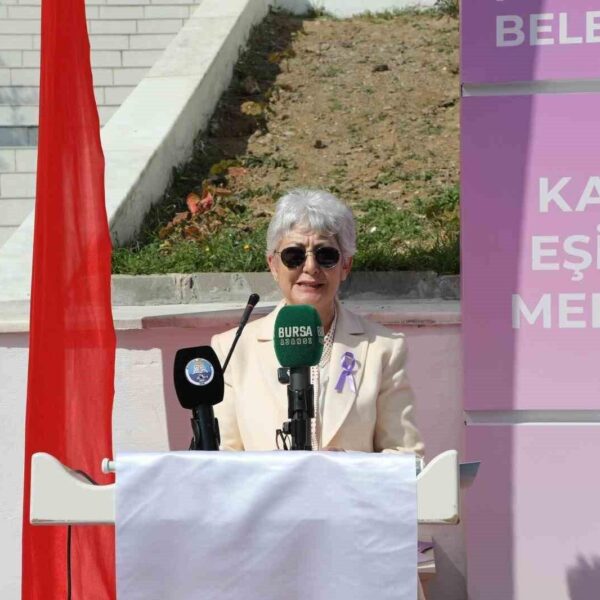 CHP Bursa Milletvekili Nurhayat Altaca Kayışoğlu, Mudanya Kadın Eşitlik Merkezi'nin açılışında konuşuyor.-2