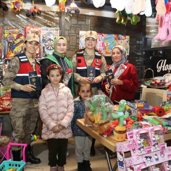 Çiçek takdim eden Jandarma personeli-2