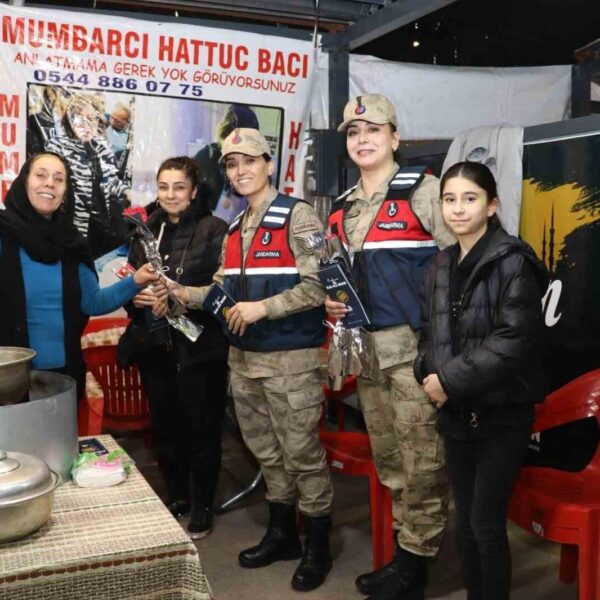 Çiçek takdim eden Jandarma personeli-4