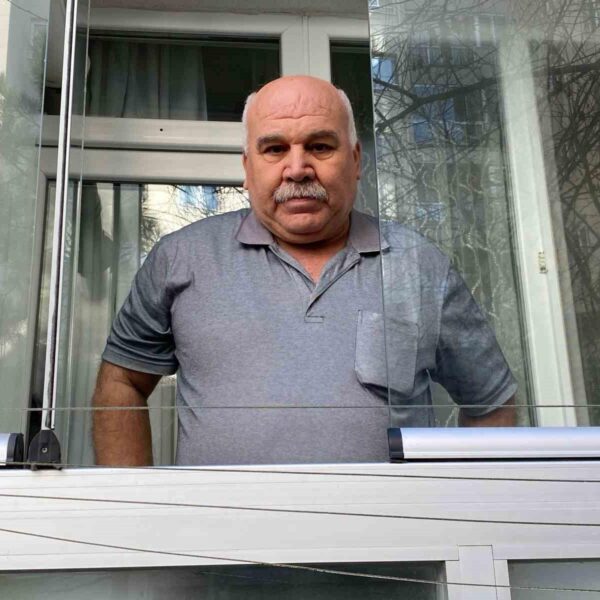 Çocuk parkında gençlerin neden olduğu gürültü ve çöpler
