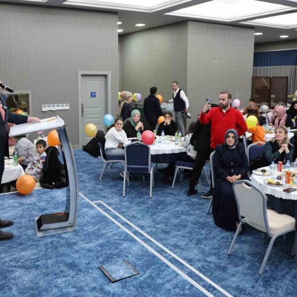 Darıca Belediye Başkanı Muzaffer Bıyık çocuklarla birlikte.-2
