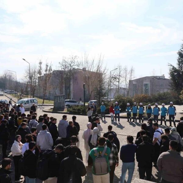 DARK ekibi yangın tatbikatı sırasında bina içinde mahsur kalan kişileri kurtarma operasyonu düzenliyor.-2