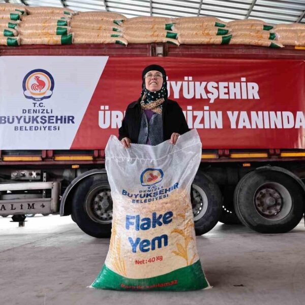 Denizli Büyükşehir Belediye Başkanı Bülent Nuri Çavuşoğlu, üreticilere mısır flake yem desteği veriyor.-1