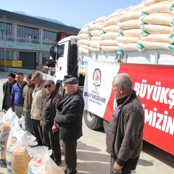 Denizli Büyükşehir Belediye Başkanı Yüksel Kepenek, Honazlı üreticilere yem dağıtıyor.-1