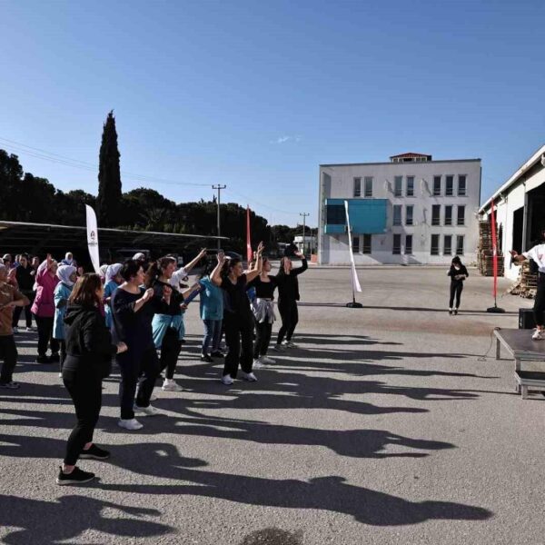 Denizli'de tekstil sektöründe çalışan kadınlar zumba yapıyor.-1