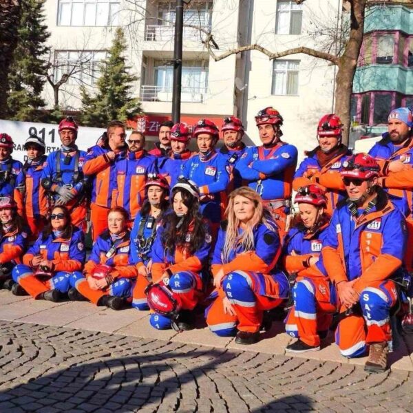 Deprem tatbikatı sırasında belediye çalışanlarının 'Çök-Kapan-Tutun' tekniğini uyguladığı görüntü-1