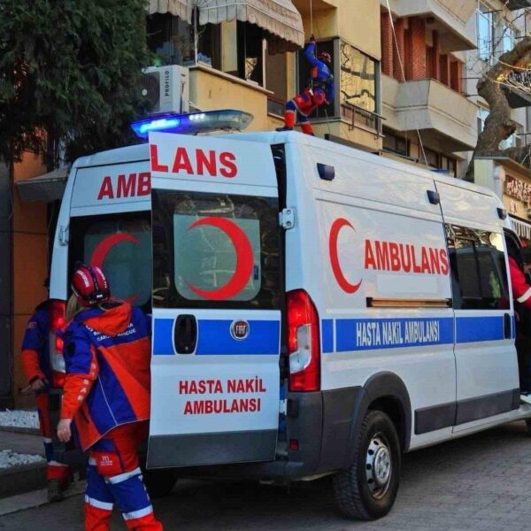 Deprem tatbikatı sırasında belediye çalışanlarının 'Çök-Kapan-Tutun' tekniğini uyguladığı görüntü-3