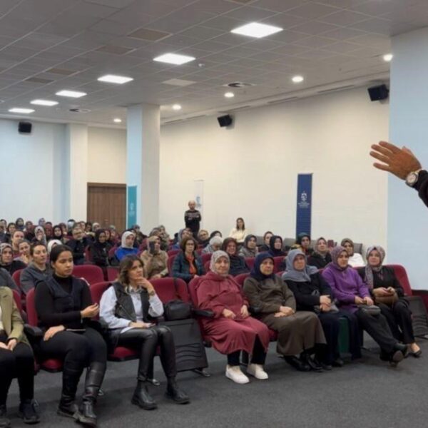 Dr. Feridun Kunak'ın Kocaeli'nde verdiği söyleşide katılımcılarla etkileşimi-1