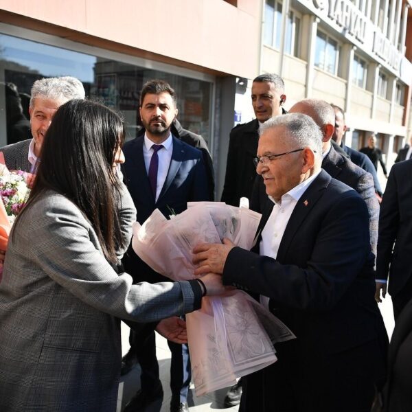 Dr. Memduh Büyükkılıç Yahyalı'da vatandaşlarla-1