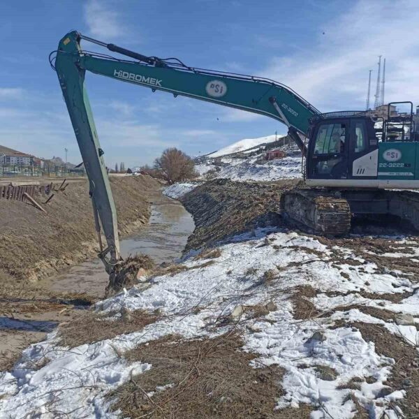 DSİ ekiplerinin dere ıslahı çalışması-4