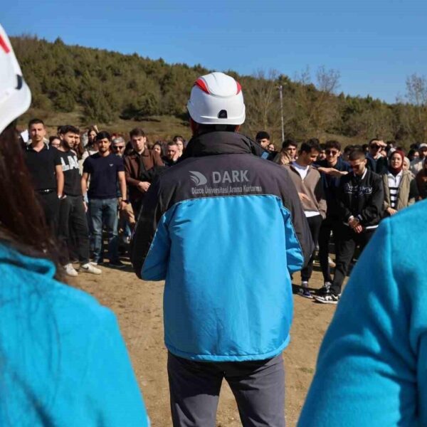 Düzce Üniversitesi öğrencileri yangın tatbikatı sırasında acil çıkışları kullanarak binayı tahliye ediyor.-1