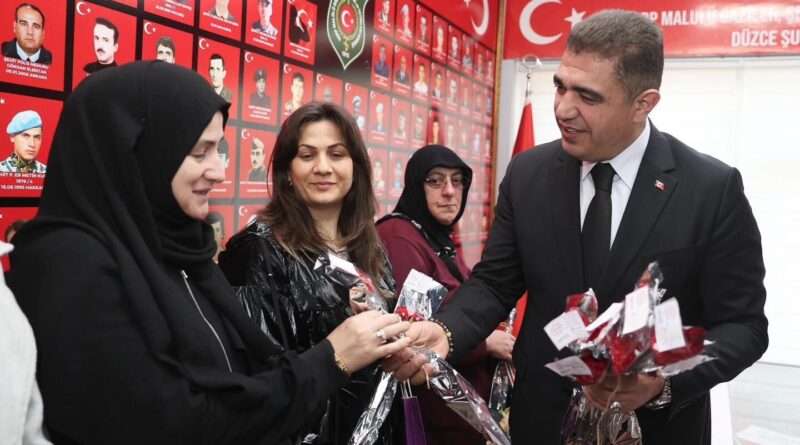 Düzce Valisi Aslan, Şehit ve Gazi Anneleri ile Bir Araya Geldi 1