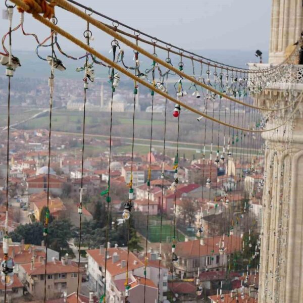 Edirne'deki Selimiye Camii minarelerine asılan Ramazan mahyası-9