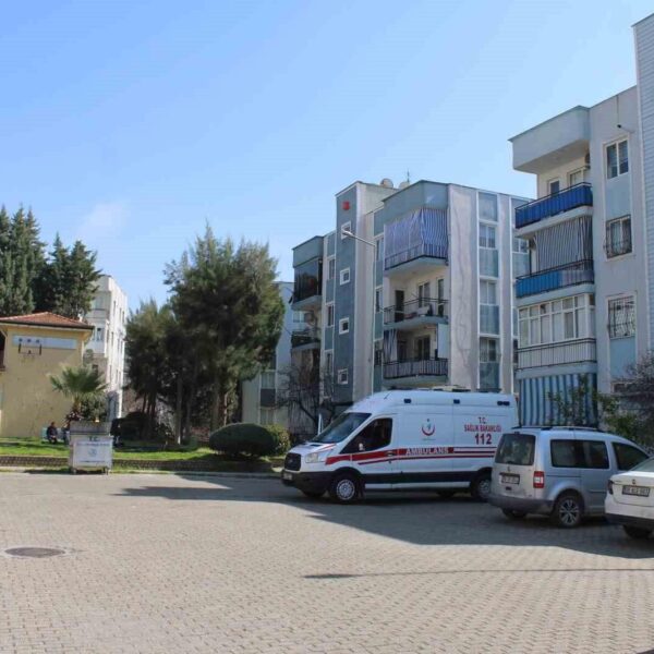 Ekipler yaşlı kadını çatıdan indirdi.-2