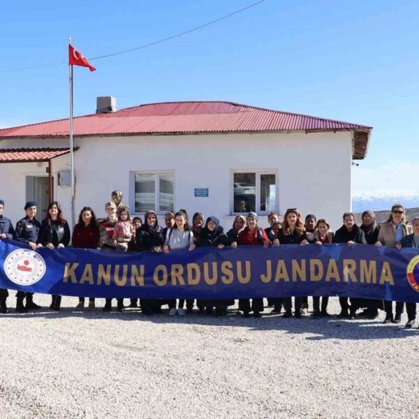 Elazığ Jandarma personeli karanfil dağıtıyor-1