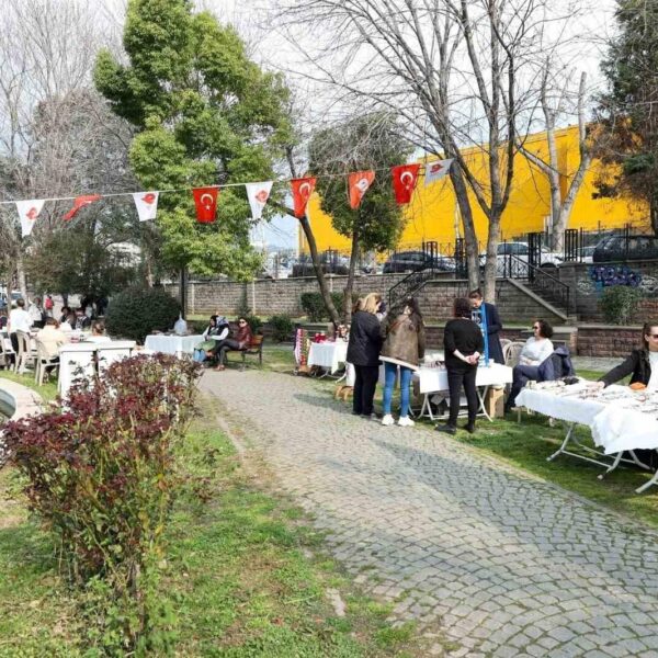 Emekçi kadınların doğal ürünleriyle dolu bir stant.-1