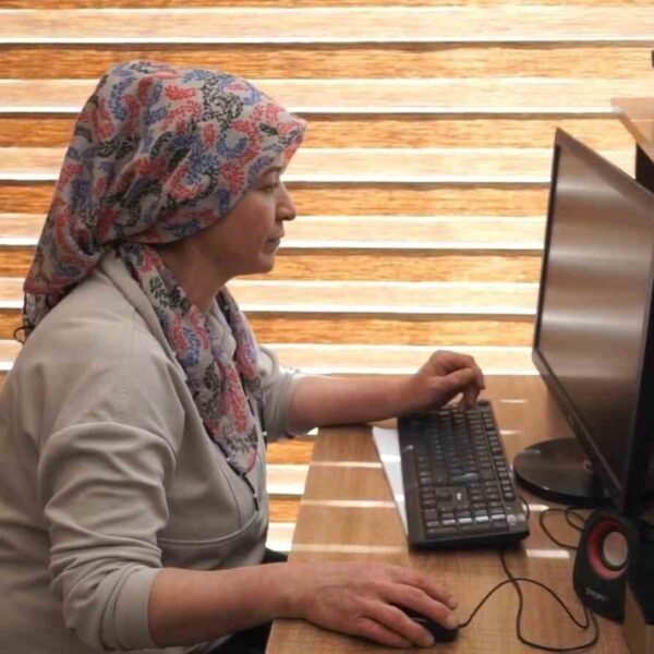 Emine Eryılmaz otelin müşterileriyle sohbet ediyor.-4