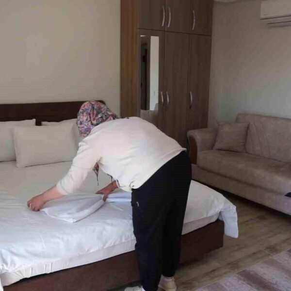 Emine Eryılmaz otelinde gülümsüyor.-1