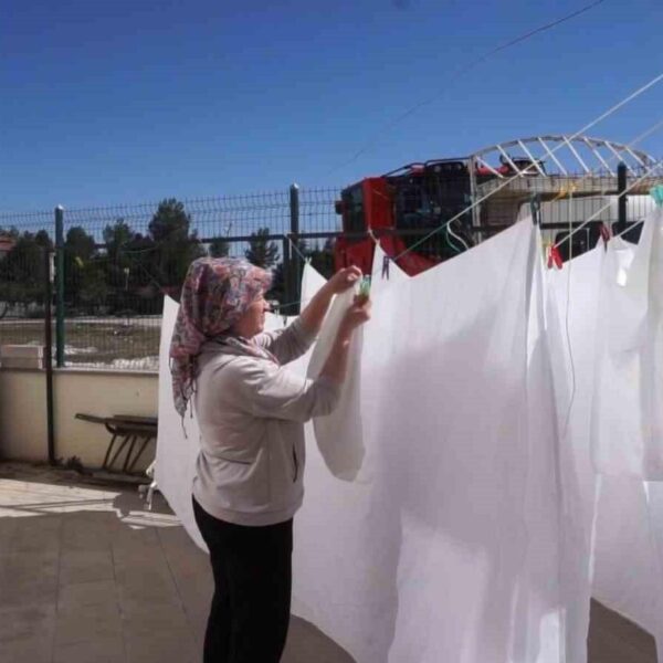 Emine Eryılmaz otelinde gülümsüyor.-3