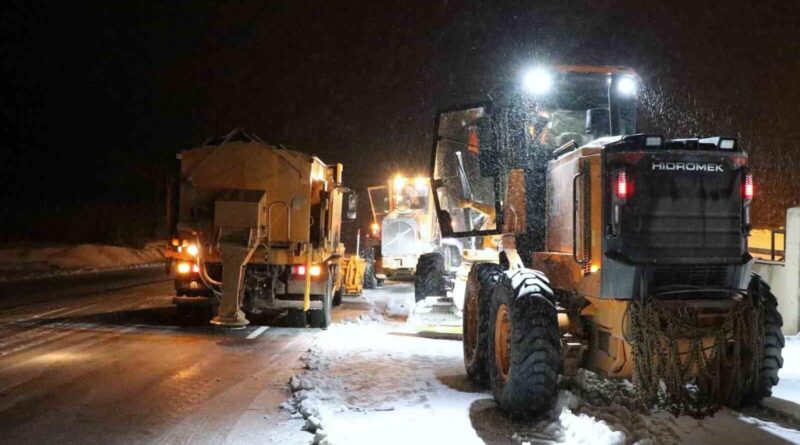 Erzincan'da Kar Yağışı ve Tipi Ulaşımda Aksamalara Neden Oldu 1